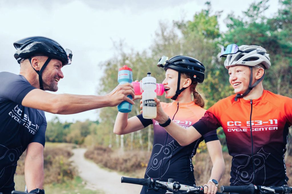 Mathijm van trisupport samen met mijn kinderen op de mountainbike