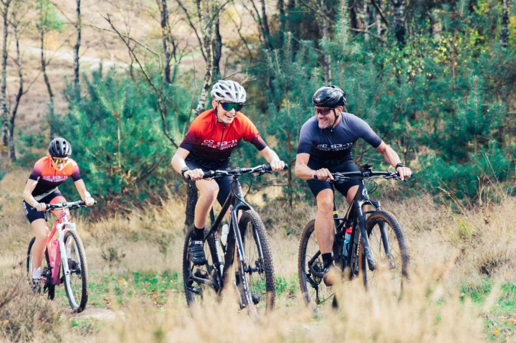 Mathijm van trisupport samen met mijn kinderen op de mountainbike
