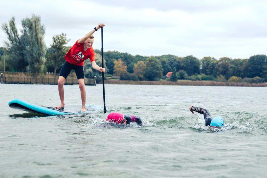 Mathijm van trisupport samen met mijn kinderen in het water