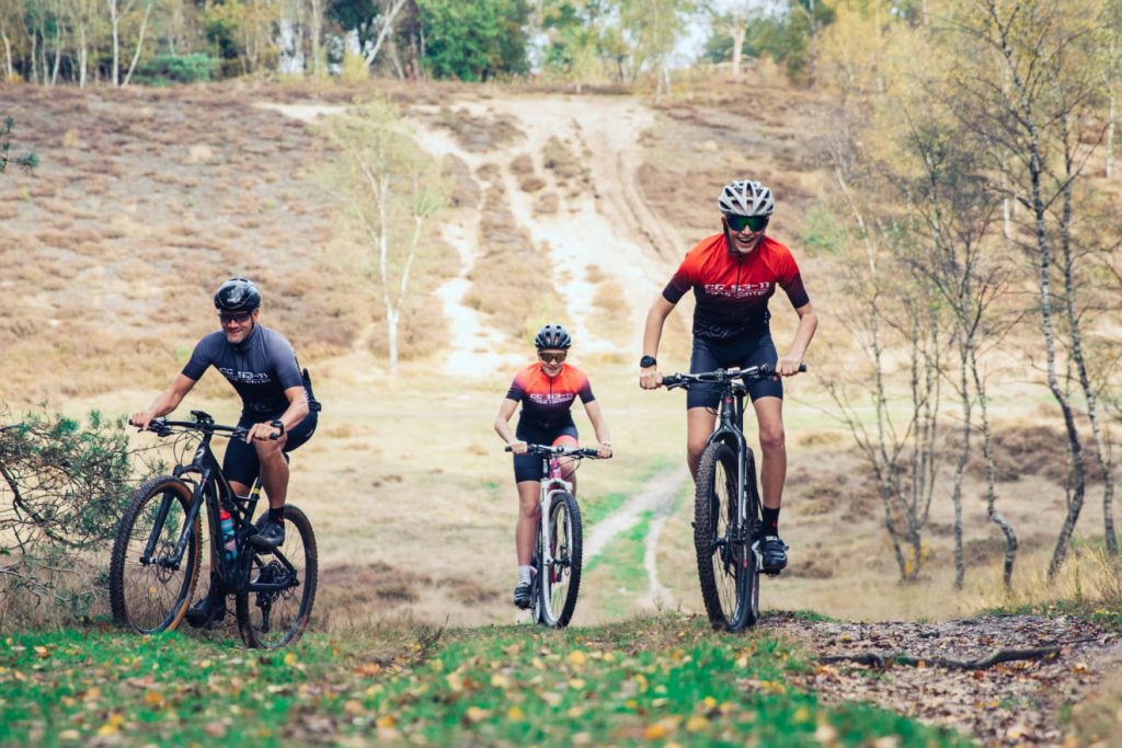 Mathijm van trisupport samen met mijn kinderen op de mountainbike